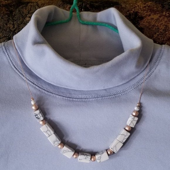 White howlite gemstone necklace with gold accent beads, handmade, artisan work - Picture 3 of 5